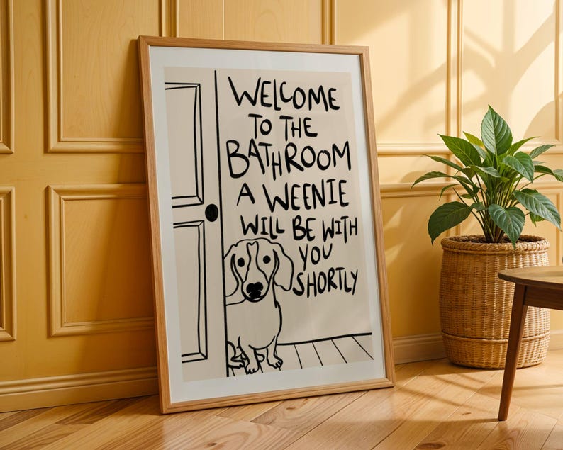IMPRESIÓN FÍSICA, Bienvenido al baño. Un perro salchicha estará contigo en breve. Arte de baño con perro salchicha. Decoración de perro salchicha. Dibujado a mano. imagen 14