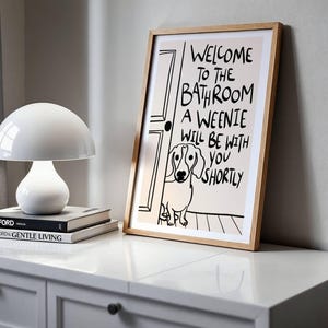 IMPRESIÓN FÍSICA, Bienvenido al baño. Un perro salchicha estará contigo en breve. Arte de baño con perro salchicha. Decoración de perro salchicha. Dibujado a mano. imagen 5