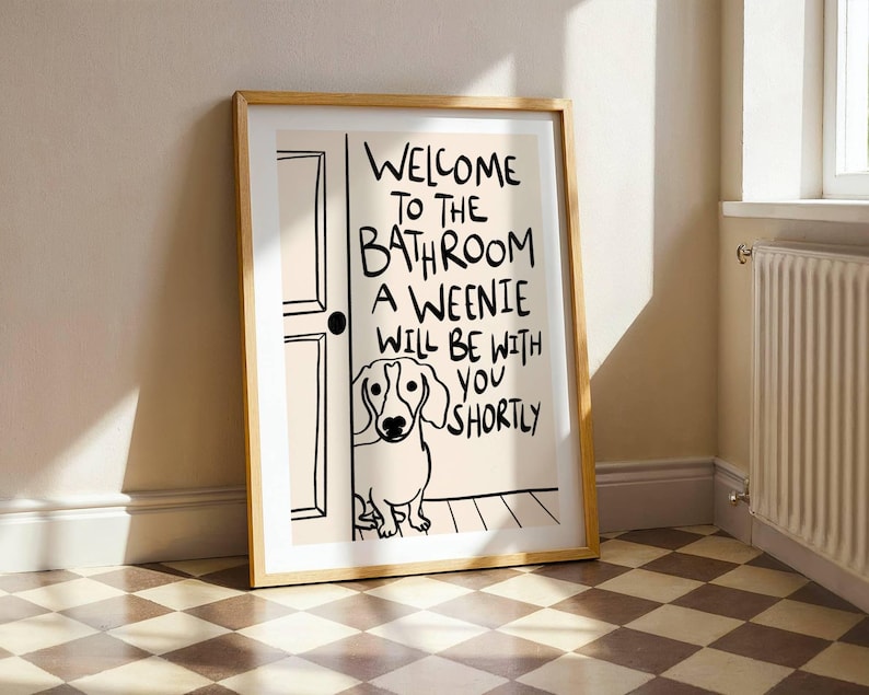 IMPRESIÓN FÍSICA, Bienvenido al baño. Un perro salchicha estará contigo en breve. Arte de baño con perro salchicha. Decoración de perro salchicha. Dibujado a mano. imagen 1