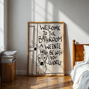 IMPRESIÓN FÍSICA, Bienvenido al baño. Un perro salchicha estará contigo en breve. Arte de baño con perro salchicha. Decoración de perro salchicha. Dibujado a mano. imagen 4