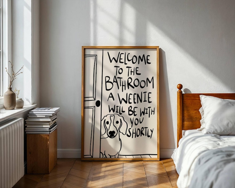IMPRESIÓN FÍSICA, Bienvenido al baño. Un perro salchicha estará contigo en breve. Arte de baño con perro salchicha. Decoración de perro salchicha. Dibujado a mano. imagen 4
