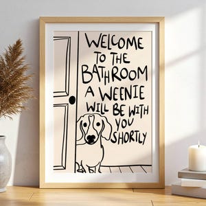IMPRESIÓN FÍSICA, Bienvenido al baño. Un perro salchicha estará contigo en breve. Arte de baño con perro salchicha. Decoración de perro salchicha. Dibujado a mano. imagen 10