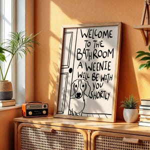 IMPRESIÓN FÍSICA, Bienvenido al baño. Un perro salchicha estará contigo en breve. Arte de baño con perro salchicha. Decoración de perro salchicha. Dibujado a mano. imagen 12