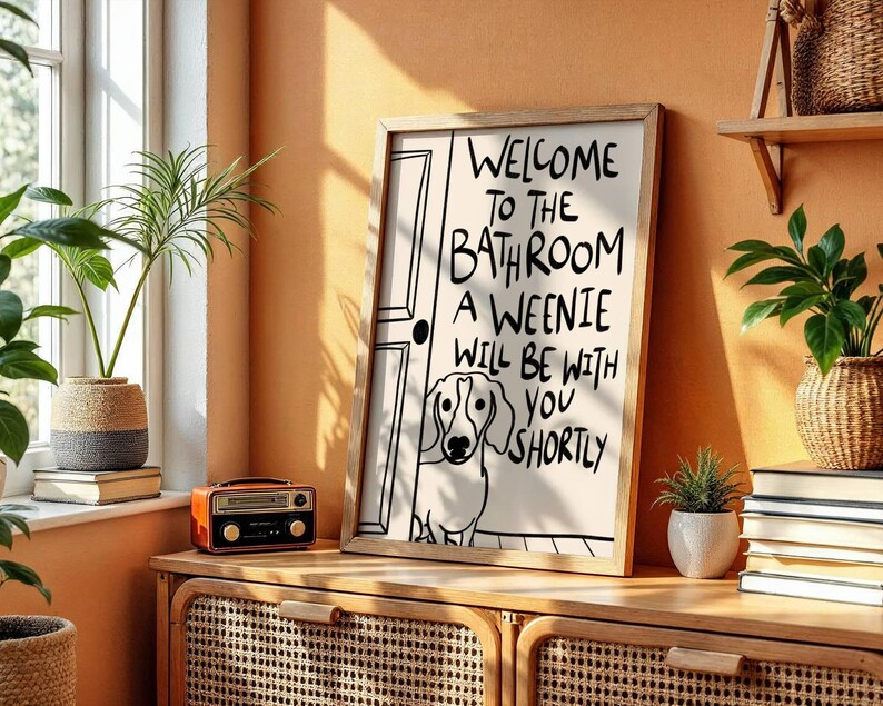 IMPRESIÓN FÍSICA, Bienvenido al baño. Un perro salchicha estará contigo en breve. Arte de baño con perro salchicha. Decoración de perro salchicha. Dibujado a mano. imagen 12