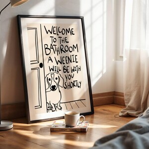 IMPRESIÓN FÍSICA, Bienvenido al baño. Un perro salchicha estará contigo en breve. Arte de baño con perro salchicha. Decoración de perro salchicha. Dibujado a mano. imagen 6