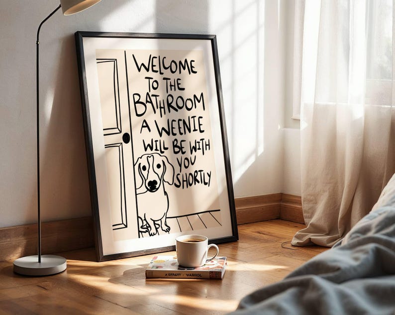 IMPRESIÓN FÍSICA, Bienvenido al baño. Un perro salchicha estará contigo en breve. Arte de baño con perro salchicha. Decoración de perro salchicha. Dibujado a mano. imagen 6