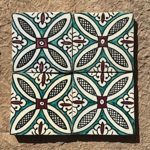 Auténticos azulejos marroquíes Zellige: cerámica artesanal hecha a mano para un diseño atemporal de paredes y suelos.