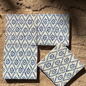 Puede incluir: Un juego de tres tazas de cerámica con un acabado moteado y mate. Las tazas son de color crema, gris claro y gris oscuro. Cada taza tiene un diseño simple y minimalista y un asa redondeada. Las tazas están apiladas.