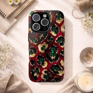 Op de afbeelding: Een smartphonehoesje met een rode achtergrond en een gouden, groene en zwarte luipaardprint. De hoes heeft een glanzende afwerking en een zwarte cameramodule.