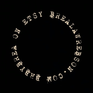 Puede incluir: Fondo negro con una disposici&oacute;n circular de texto en una fuente de m&aacute;quina de escribir vintage. El texto dice "ON ETSY BREALAWRBRESSON.COM BY BREA". El texto es de color beige claro.