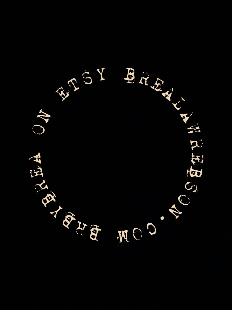 Puede incluir: Fondo negro con una disposici&oacute;n circular de texto en una fuente de m&aacute;quina de escribir vintage. El texto dice "ON ETSY BREALAWRBRESSON.COM BY BREA". El texto es de color beige claro.