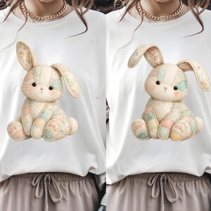 Pode incluir: T-shirt branco com um desenho de coelho sentado. O coelho é feito de tecido de retalhos em cores pastel, com orelhas compridas e uma expressão doce. O desenho está centrado na camisa, criando um visual charmoso e caprichoso.