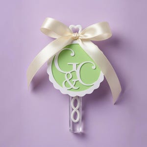 Personliga bröllopsgåvor med bubbelrör - Anpassade bubbelstavar med monogram och satinrosett | Gästpresenter