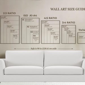 Op de afbeelding: Wandkunst maten gids met afmetingen in inches en centimeters. Inclusief 2:3, ISO A1-A4, 4:5, 3:4 en 11x14 verhoudingen. Een witte bank, 228,6 cm breed, staat eronder.