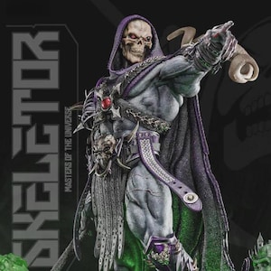 Puede incluir: Estatua detallada de Skeletor de Masters of the Universe, en una pose dinámica con rostro esquelético y capa con capucha morada. La figura es predominantemente gris con acentos morados y plateados, y una gema roja en el pecho. Incluye el texto "SKELETOR" y "MASTERS OF THE UNIVERSE".