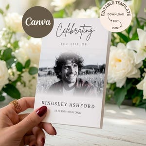 Puede incluir: Una plantilla blanca para programa funerario con el texto Celebrating THE LIFE OF, un retrato en blanco y negro de una persona sonriente y el nombre KINGSLEY ASHFORD con las fechas 13.12.1950 - 09.01.2026 en una fuente serif clara.