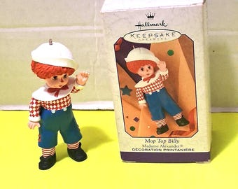 Adorno navideño Hallmark Keepsake Madame Alexander Mop Top Billy de 1999.