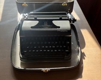 Vintage Olympia Typewriter with Case – Fully Working – Portable 1950s/60s – Mid Century Office Decor – QWERTZ