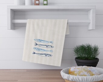 Paño de cocina con estampado de sardinas en acuarela azul costero