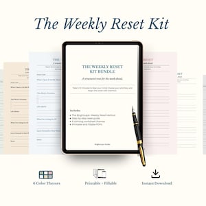 Op de afbeelding: Een tablet met het 'Weekly Reset Kit Bundle', een pen en afdrukbare werkbladen in pastelkleuren. De afbeelding toont ook '6 Color Themes' en 'Printable + Fillable'.