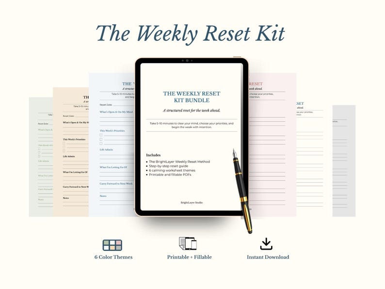 Op de afbeelding: Een tablet met het 'Weekly Reset Kit Bundle', een pen en afdrukbare werkbladen in pastelkleuren. De afbeelding toont ook '6 Color Themes' en 'Printable + Fillable'.