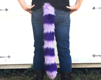 Queue de chat violette en fausse fourrure avec rayures lavande et violet foncé