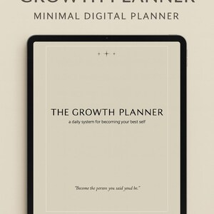 Peut inclure: Une tablette numérique affiche "THE GROWTH PLANNER" avec la phrase "a daily system for becoming your best self." L'écran est encadré d'un bord noir, sur un fond beige clair. La citation "Become the person you said youd be." est également visible.