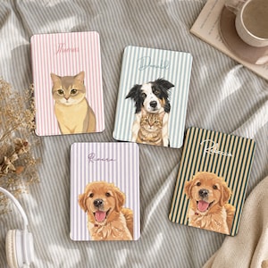 Op de afbeelding: Vier rechthoekige items met verticale strepen en aangepaste namen. Eén toont een beige kat genaamd Thomas, één een hond en kat genaamd Donald, één een gouden puppy genaamd Rivera en één een gouden puppy genaamd Rebecca op gestreepte achtergronden.