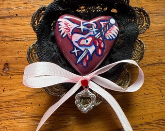 Broszka w kształcie złamanego serca malowana ręcznie, dodatek do broszki