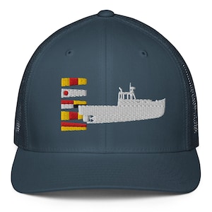 Può includere: Cappellino da camionista blu navy con un design a barca ricamato bianco e bandiere di segnalazione. Il cappello ha un retro in rete e una visiera curva. Il design della barca è dettagliato e le bandiere sono rosse, gialle e bianche.