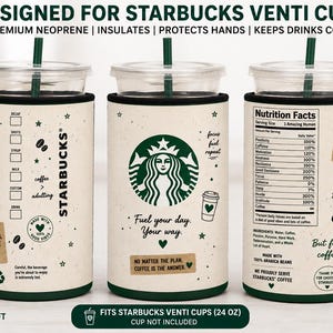 Puede incluir: Tres fundas de neopreno para vasos Starbucks Venti de 24 oz, con fondo crema y gráficos, texto y logotipos en verde oscuro. Los diseños incluyen una etiqueta de información nutricional, granos de café, hojas, estrellas y frases como Fuel your day.