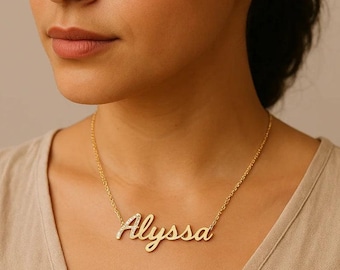 Collar con inicial incrustada de pedrería