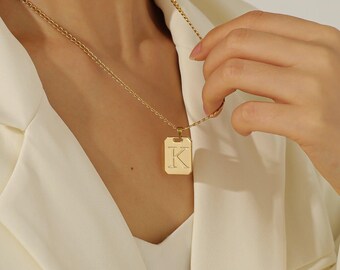 Collar con placa inicial grabada