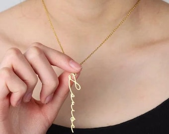 Collar vertical con firma y nombre