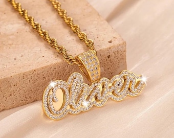 Collar con nombre en cursiva adornado con diamantes