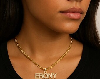 Collar con nombre adornado con diamantes y cadena cubana