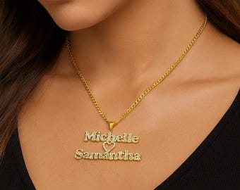 Collar con corazón de dos nombres con incrustaciones de glaseado