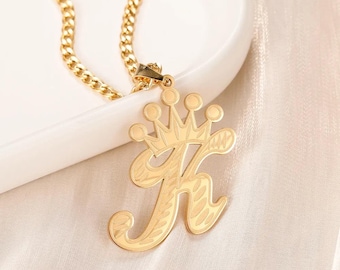 Collar con inicial de corona texturizada