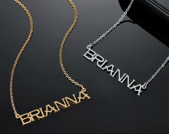 Collar con nombre en mayúsculas