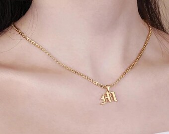 Collar con inicial inglesa antigua y cadena cubana