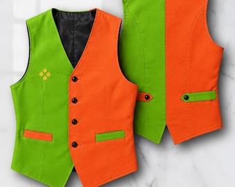Puede incluir: Un chaleco sin mangas con un diseño de bloques de color en paneles verde brillante y naranja. La parte delantera incluye cuatro botones negros, dos bolsillos ribeteados con borde verde y un pequeño emblema amarillo de cuatro puntos. La parte trasera presenta un patrón de bloques de color a juego con un detalle de tira horizontal.