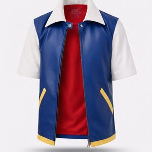 Könnte beinhalten: Eine kurzärmelige Jacke mit blauem Rumpf, weißen Ärmeln und weißem Kragen. Die Jacke hat einen Frontreißverschluss, zwei gelb abgesetzte Taschen und einen gelben Saum. Darunter ist ein rotes Shirt sichtbar, innen ist der Text PS aufgedruckt.