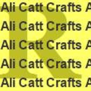 以下が含まれることがあります： 黄色い背景に「Ali Catt Crafts」というテキストが5回繰り返されています。テキストの「R」という文字が濃い茶色で強調されています。