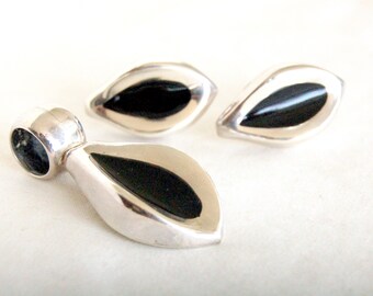 Earring and Pendant Jewelry Set Mexican Black Resin Pods Vintage Sterling Silver Modernist Jewelry from Mexico