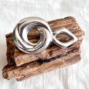 Broche de plata mexicano de mediados de siglo: gran broche abstracto de plata esterlina con forma de flecha en espiral