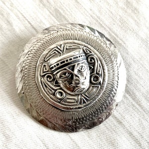 Azteken Maya Maske Brosche Mexikanische Mid Century Modernist Gesicht Sterling Silber Runde Pin Vintage Old Mexiko Adler Mark Statement Schmuck
