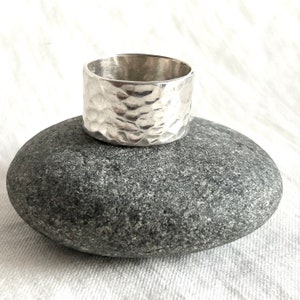 Gehämmerte Silber Zigarrenband Größe 8 Vintage Breite Sterling Breiter Ring Modernes Minimalistisches Design