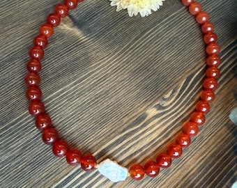 Carneool edelsteenketting met barokke zoetwaterparel