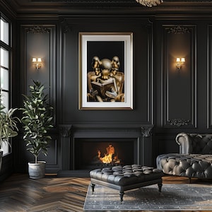 Puede incluir: Una obra de arte enmarcada con una escultura dorada leyendo un libro cuelga sobre una chimenea con fuego. La habitaci&oacute;n tiene paneles negros, un otom&aacute;n con mechones y un sof&aacute; de cuero.