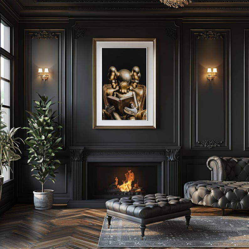 Puede incluir: Una obra de arte enmarcada con una escultura dorada leyendo un libro cuelga sobre una chimenea con fuego. La habitaci&oacute;n tiene paneles negros, un otom&aacute;n con mechones y un sof&aacute; de cuero.